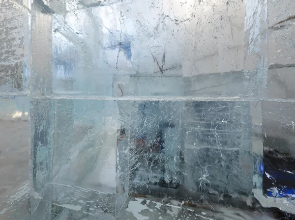 Blocco di ghiaccio trasparente glaciale con motivi . — Foto Stock