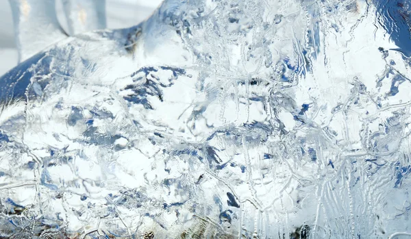 パターンが付いている氷の氷河の透明なブロック. — ストック写真