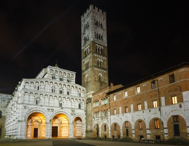 Lucca şehir gece görünümü.