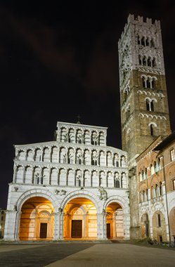 Lucca şehir gece görünümü.