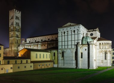 Lucca şehir gece görünümü.