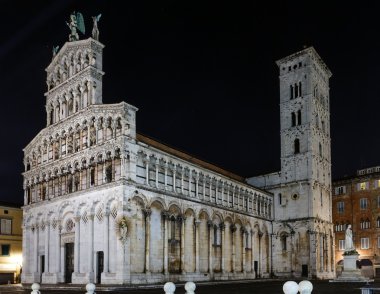 Lucca şehir gece görünümü.