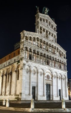 Lucca şehir gece görünümü.