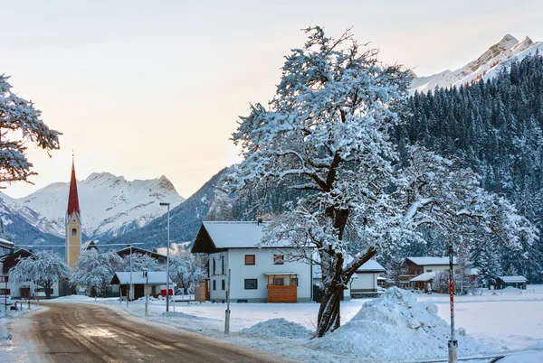 Inverno aldeia de montanha — Fotografia de Stock