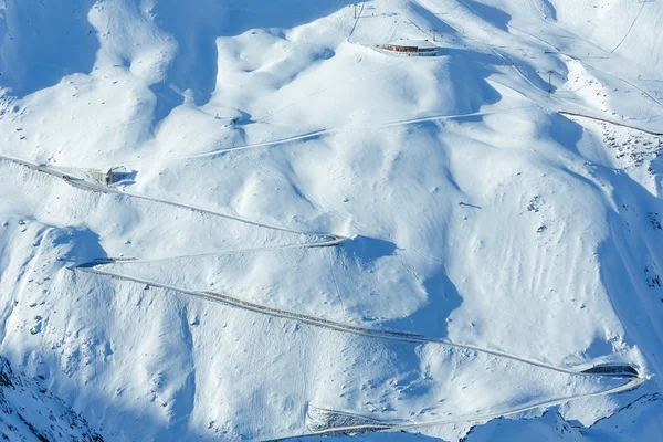 Ελικοειδή δρόμο στην χιονισμένη πλαγιά (Αυστρία). — Φωτογραφία Αρχείου