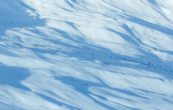 Remontes y esquiadores en pista nevada de invierno . — Foto de Stock
