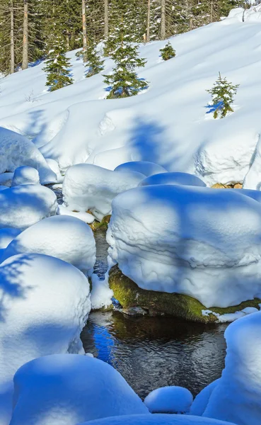 Piccolo ruscello di montagna con cumuli di neve . — Foto Stock