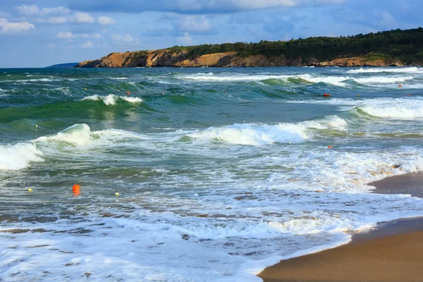 Wybrzeża z widokiem na morze z plaży. — Zdjęcie stockowe