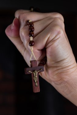 Elinde tespih boncuklar 