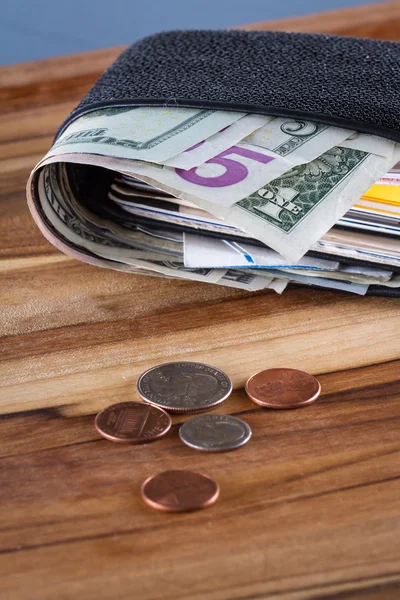 Chash dinero en una mesa —  Fotos de Stock