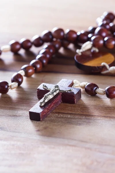 Manik-manik rosario di atas meja — Stok Foto