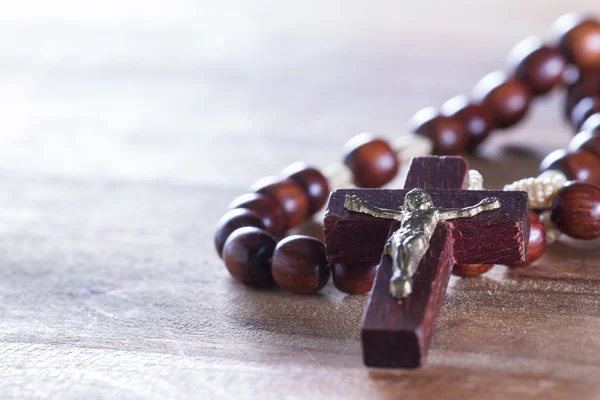 Rosary beads on a table — Stock Photo, Image