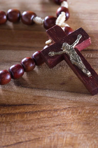 Manik-manik rosario di atas meja — Stok Foto
