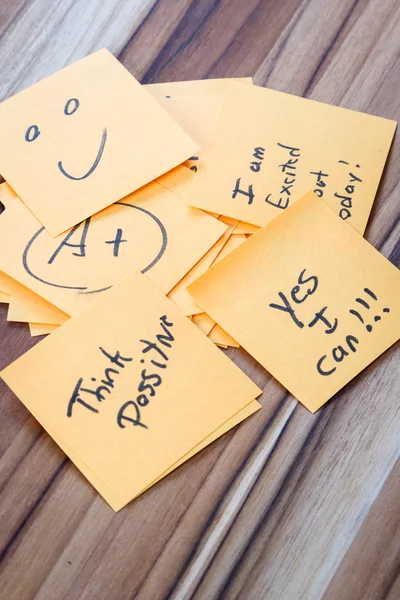 Mensagens positivas em uma mesa — Fotografia de Stock