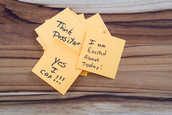 Mensagens positivas em uma mesa — Fotografia de Stock