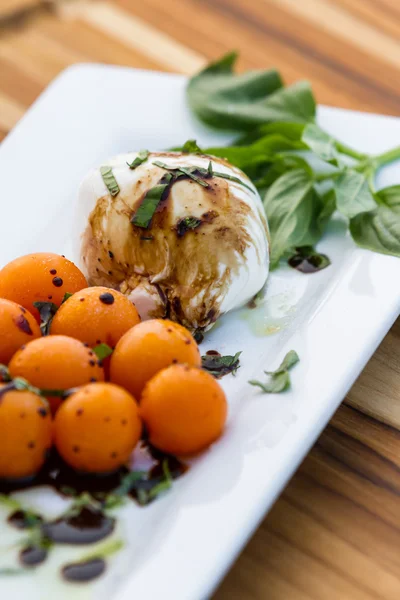 Frischer Mozzarella und Tomatensalat — Stockfoto