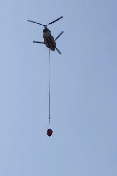 Chinook helikopter bekämpa bränder — Stockfoto