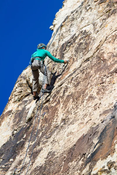 Divertimento arrampicata su roccia — Foto Stock