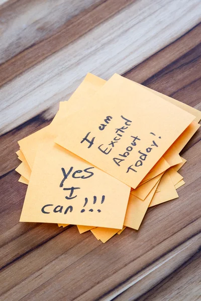 Mensagens positivas em uma mesa — Fotografia de Stock