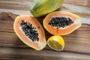 Papaya limon ile servis ikiye böldüm