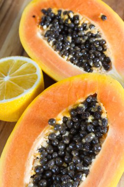 Papaya limon ile servis ikiye böldüm