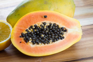 Papaya limon ile servis ikiye böldüm