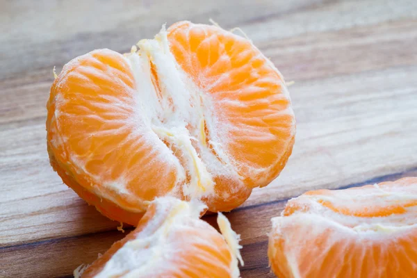 Skalade orange på en skärbräda — Stockfoto