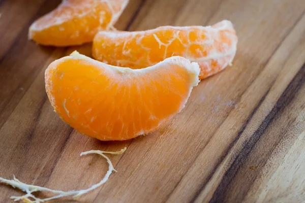 Arancio sbucciato su un tagliere — Foto Stock