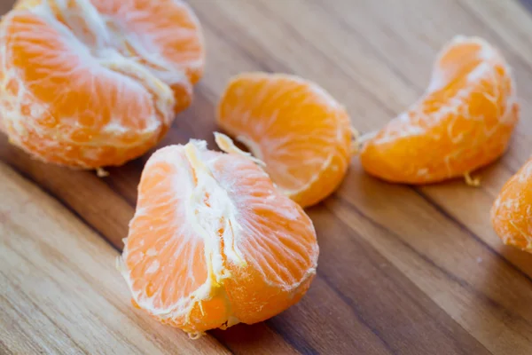 Oloupané pomeranče na prkně — Stock fotografie