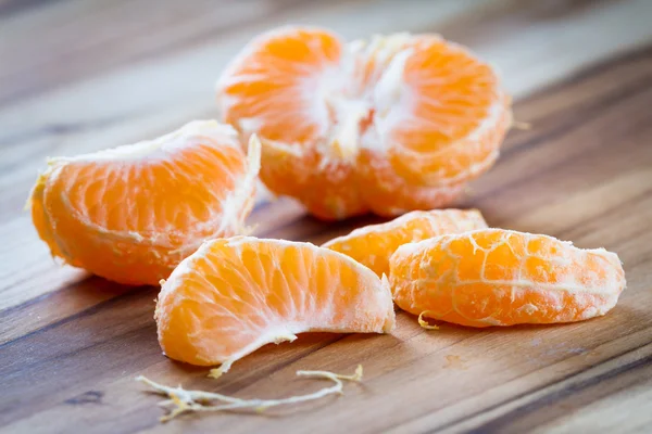 Bir kesme tahtası üzerinde soyulmuş portakal — Stok fotoğraf