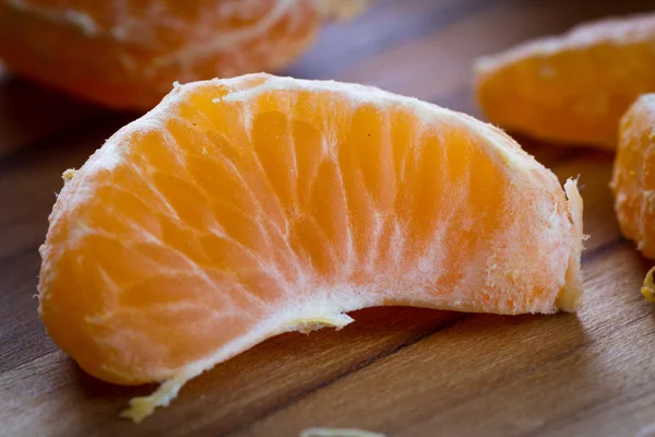 Skalade orange på en skärbräda — Stockfoto