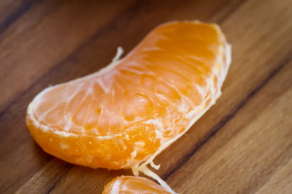 Naranja pelada en una tabla de cortar — Foto de Stock