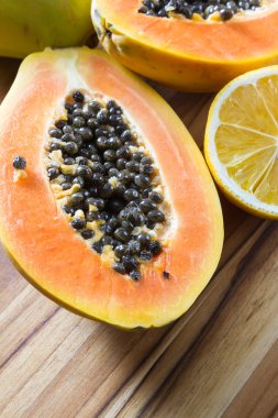 Papaya limon ile servis ikiye böldüm