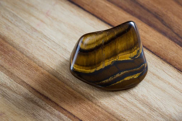 Kat of tiger eye edelsteen — Stockfoto