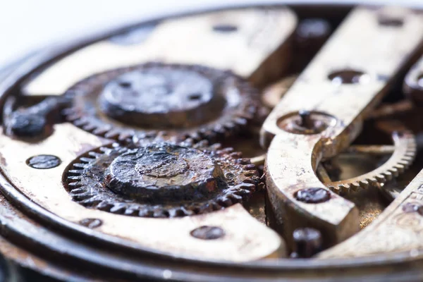 Engrenages rouillés dans une vieille montre de poche — Photo