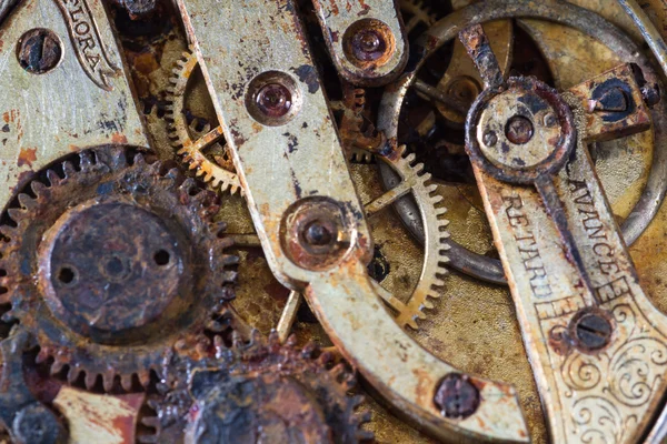 Engrenages rouillés dans une vieille montre de poche — Photo