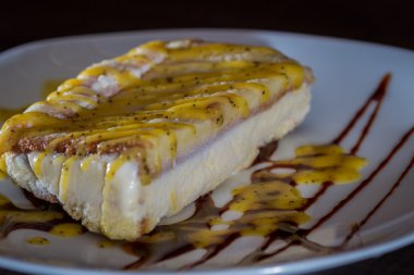 Dondurulmuş kek meyve peynir