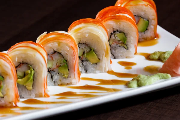 taze hazırlanmış suşi yemek 