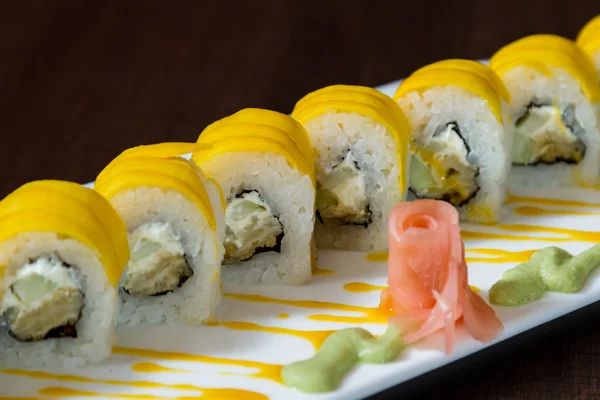 Świeżo przygotowane sushi danie — Zdjęcie stockowe