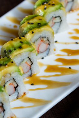 taze hazırlanmış suşi yemek 