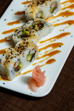 taze hazırlanmış suşi yemek 