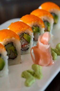 taze hazırlanmış suşi yemek 