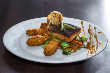 ızgara somon ve sebzeler