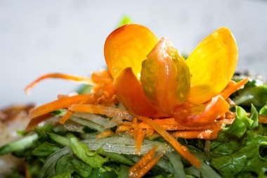 Garnitür olarak kesilmiş domates