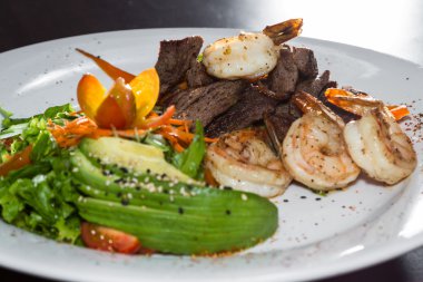 Sörf ve çim bir salata ile