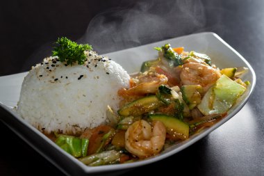 karides ve sebze stemmed pilav ile servis