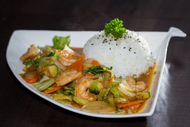 karides ve sebze stemmed pilav ile servis