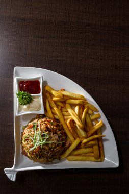 kızarmış tavuk pilav, patates, salata ile 