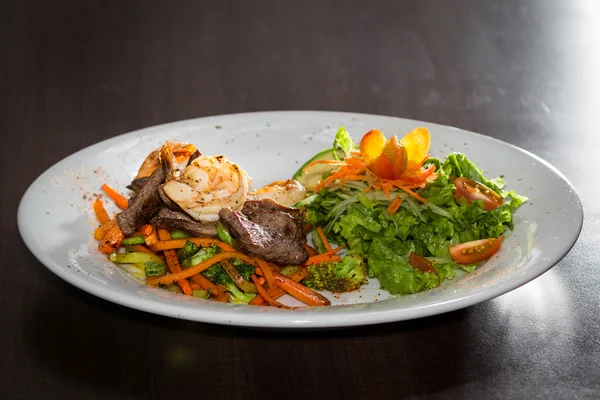 Surf and turf with a salad — Stock Photo, Image