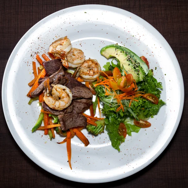 Surf and turf with a salad — Stock Photo, Image